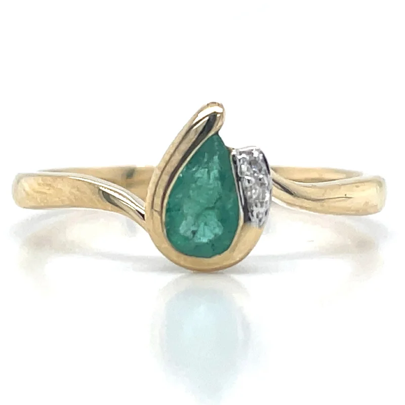 Topaz Gemstone Rings with a Faceted Cut and Shimmering Effect9ct Yellow Gold Earth Grown Pear Cut Emerald Ring