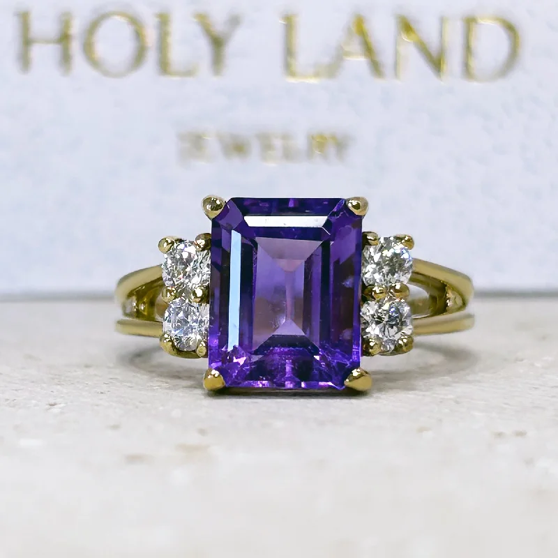 Alexandrite Gemstone Rings with a Chameleon - like Color ChangeAmethyst Ring - February Birthstone - Engagement Ring with Emerald-Cut Amethyst and Clear Quartz Accents