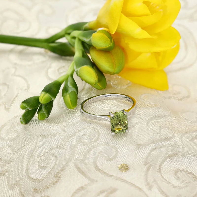 Moonstone Gemstone Rings with a Mysterious Sheen18ct White Gold Natural Olive Green Sapphire Ring